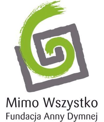 Powiększ zdjęcie: Ten obrazek przedstawia logo Fundacji Anny Dymnej "Mimo Wszystko". Na górze znajduje się obrazek przedstawiający dwie złączone spirale, jasnozieloną owalną spiralę oraz ciemnoszarą spiralę kwadratową. Na dole znajduje się  nazwa fundacji napisana w języku polskim "Fundacja Anny Dymnej Mimo Wszystko"  w ciemnoszarym kolorze.