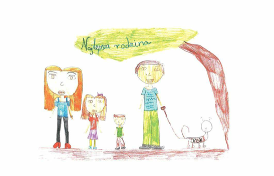 obraz rysowany kredkami przedstawiający dwoje dorosłych ludzi oraz dwoje dzieci wraz z psem. Obraz podpisany jako najlepsza rodzina